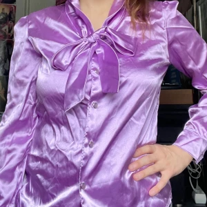 Fin blus 70/80-tal - Fin retro blus med knytning. Jag kan mötas upp i Uddevalla centrum, annars fraktar jag gärna. Köparen står för frakten. (Står ej för postens slarv) katt finns i hemmet. 