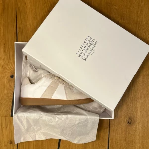 Maison margiela gats - Tjoo, säljer ett par feta MM6 gats till dunderpris‼️‼️💯Skick. 10/10✅ DMa mig vid minsta fundering eller prisförslag🤗 Pris kan förhandlas om🤷‍♂️ KOLLA även min profil för fler grejer