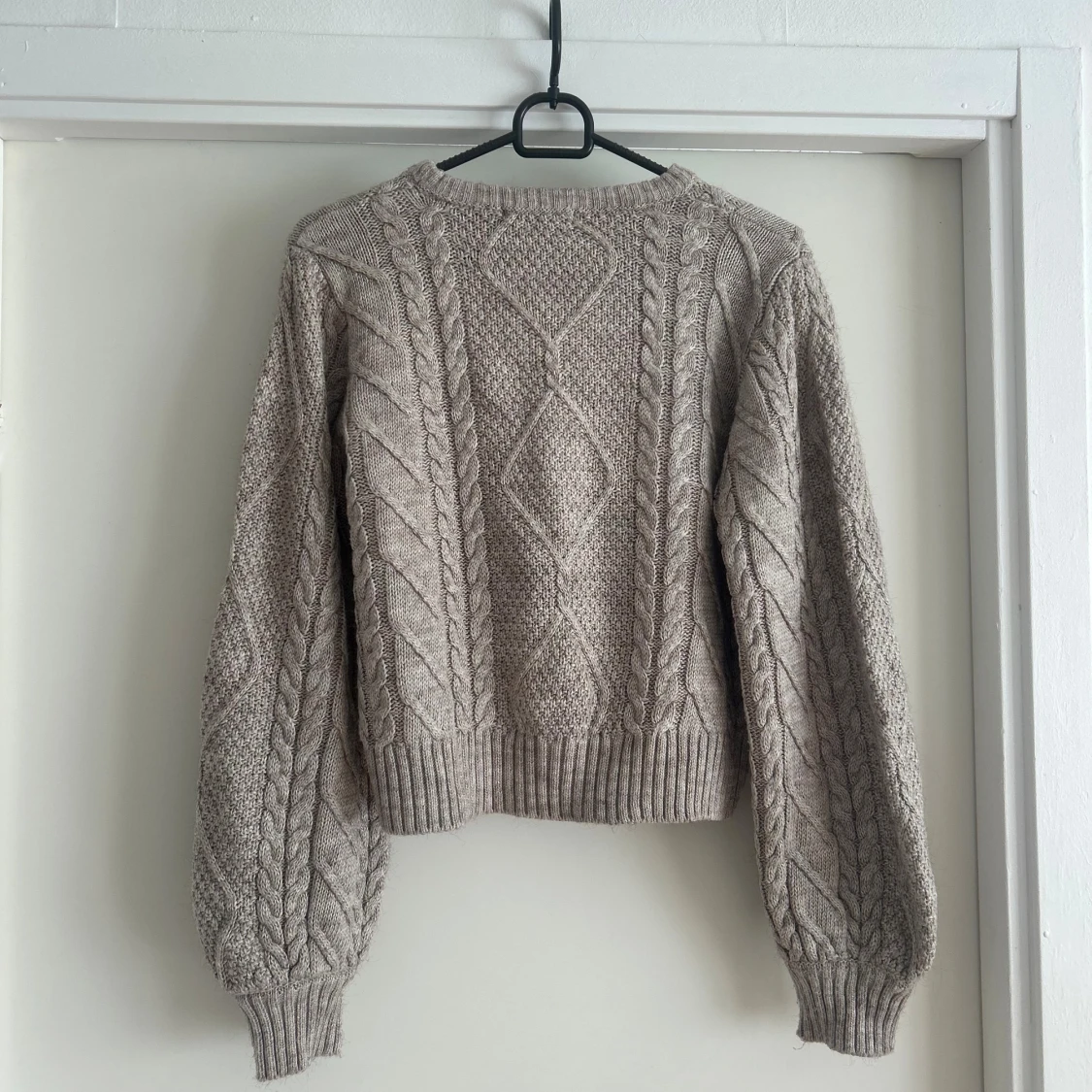 Beige stickad tröja med flätmönster - 1