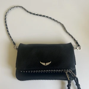 Zadig väska - Säljer denna snygga väska! Den är använd ett få tal gånger och är i ett mycket fint skick! Inte äkta.