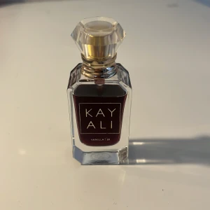 Kayali Vanilla 28 - Vanilla 28 från Kayali. 10 ml, endast använts ett enstaka antal ggr. Nypris 379 kr på Sephora. Har hållts kall och undan solen och är köpt nyligen.