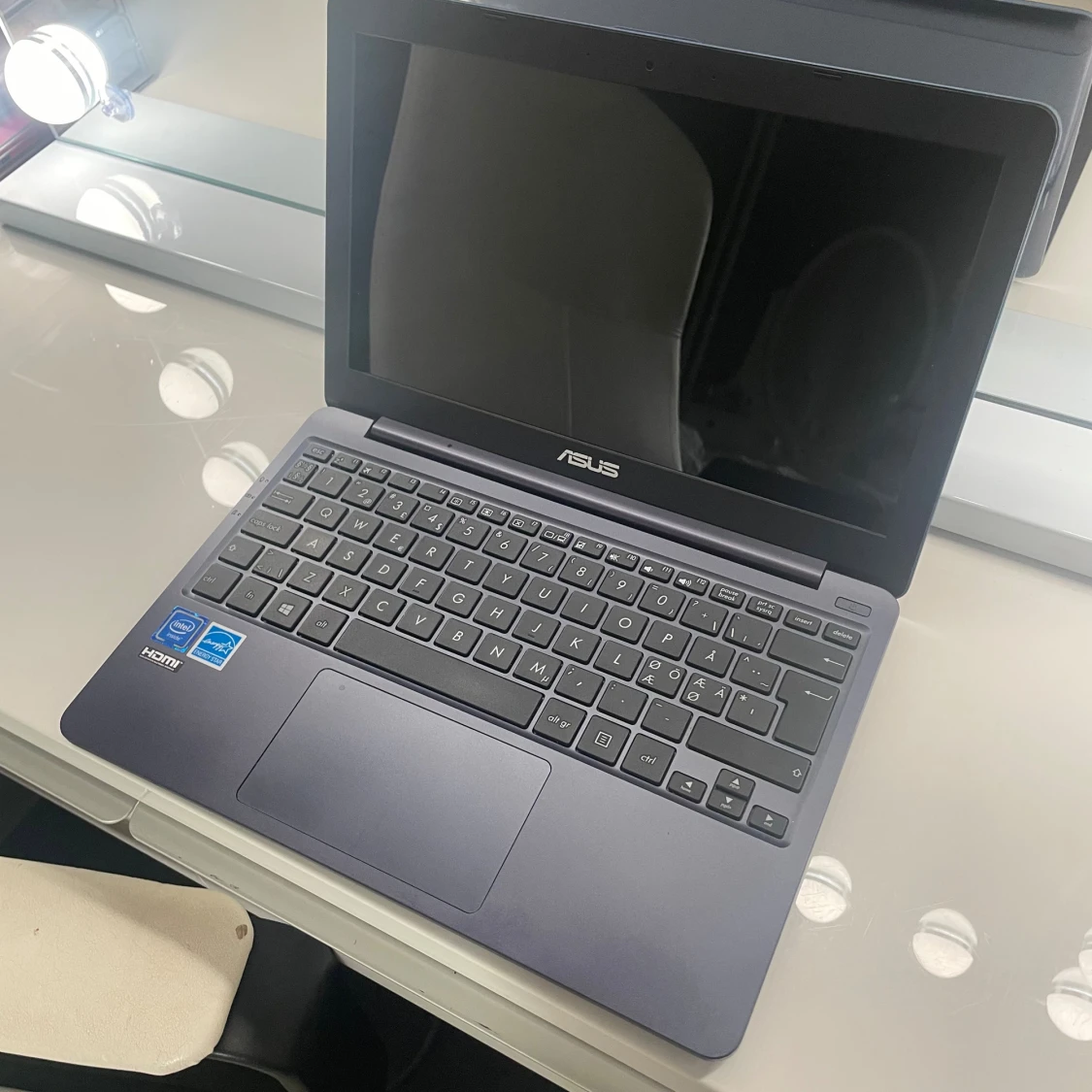 ASUS 11" Ultrakompakt Laptop - 1