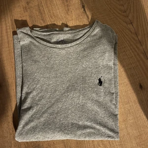 Ralph lauren - Säljer en riktigt fet ralph lauren t shirt i bra skick!  Nypris är ungefär 900kr mitt pris 200! Det är storlek medium! Bara skriv om det är någon fundering:)🤩✨