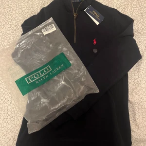 Mörkblå half zip tröja Polo Ralph Lauren - Endast provad en gång lapparna finns kvar skriv vid frågor eller funderingar.