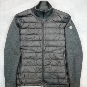 Moncler cardigan tricot jacket - – Condition: 8/10 - see pictures  – Retail price: 10 000 + SEK  Please note that Moncler runs small, we recommend going up one size from your usual size.