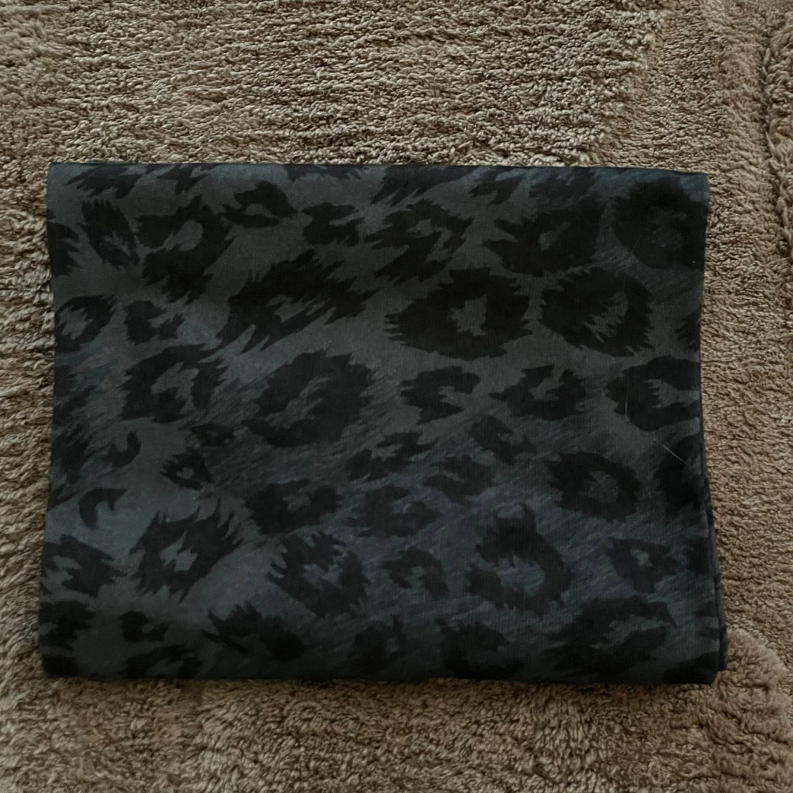 Mörkgrå leopardmönstrad halsduk - 2