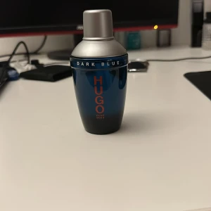 Hugo Boss Dark Blue parfym - Snygg och modern parfym från Hugo Boss med namnet Dark Blue. Knappt använd!