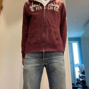Abercrombie and fitch hoodie - Fet Abercrombie hoodie med zip, i storlek S men passformen är M. Hoodien är riktigt bra kvalité och jag på bilden är 180.
