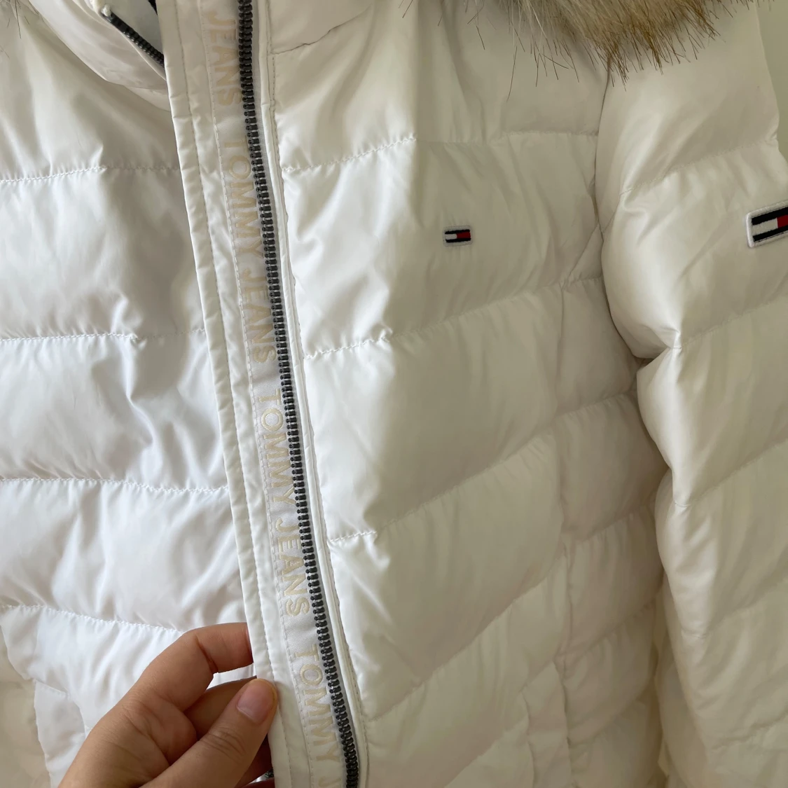 Vit vinterjacka från Tommy Hilfiger  - 1