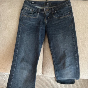 Lågmidjade LTB jeans - Lådmidjade jeans från LTB i modellen Valerie. Supersnygg modell som är lite flare i benen. Storlek 27-32. Köpa för 799kr.
