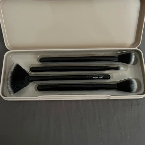 Smink borstar  - Säljer då de inte kommer till användning. De är oanvända.