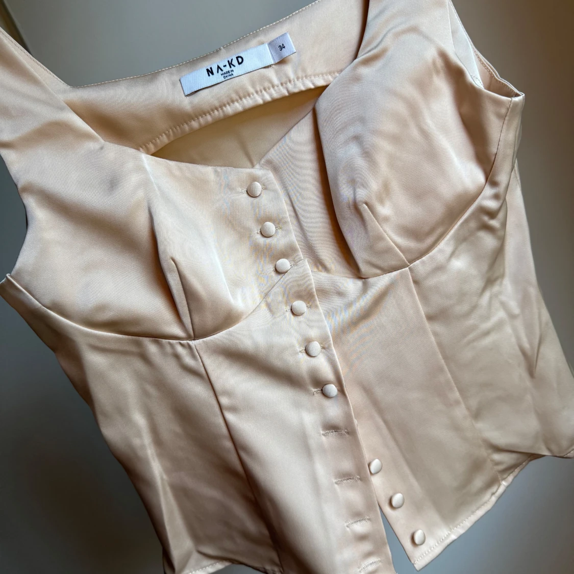 Champagnefärgad satin korsett från NA-KD - 1