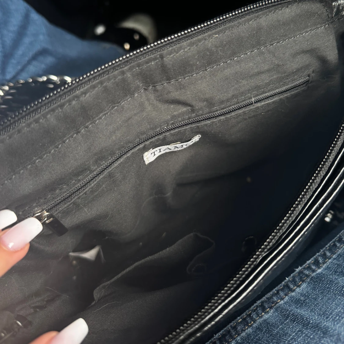 Svart axelväska med kedjedetaljer Tiamo - 2