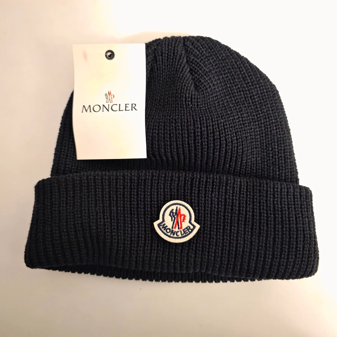 Svart ribbad mössa från Moncler