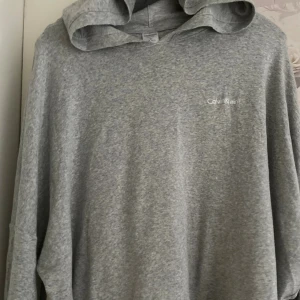 Grå mjukisbyxor och hoodie från Calvin Klein  - Grå mjukisbyxor från Calvin Klein i storlek S. Byxorna är i mjukt bomullsmaterial och har en enkel, slim passform med resår i midjan. Perfekta för chill dagar hemma eller när du vill vara extra bekväm. Diskret Calvin Klein-logga på höften. Hoodien är i storlek M och har samma material som byxorna. Sällan använt och är därför i väldigt bra skick. Sälj inte längre men köptes för 1300kr ❤️