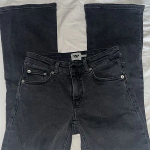 Svarta bootcut jeans från lager 157 - Svarta lågmidjade bootcut jeans i längden short, från lager 157. Använda ett få tal gånger och mycket bra skick!