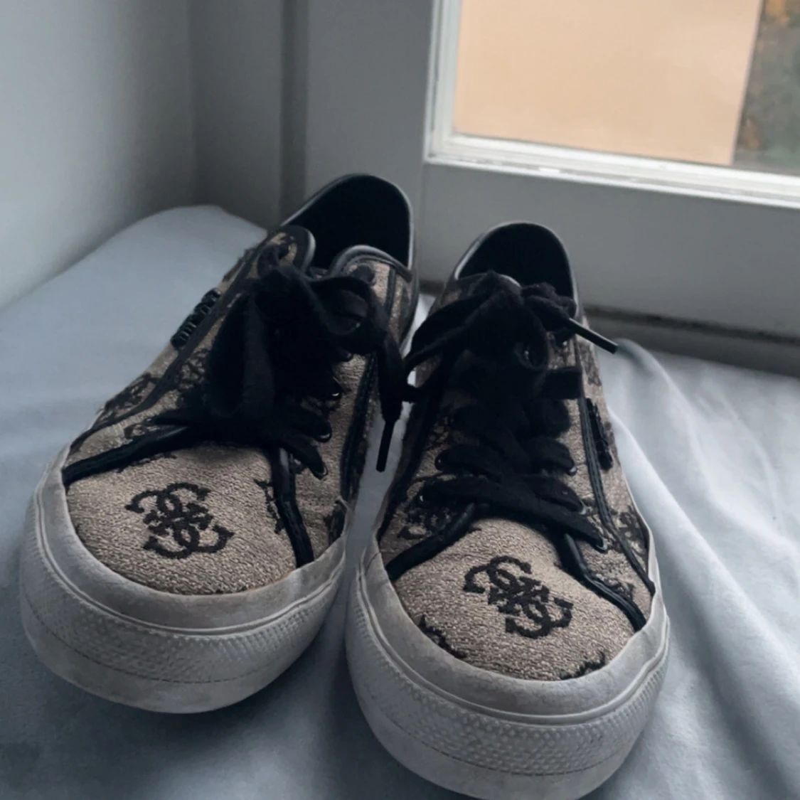 Beige och svarta sneakers från Guess - 1