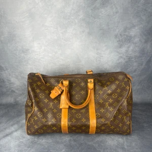 Louis Vuitton Keepall 45  - Skick: 8/10. | Ingår: Väska, Lås och Baggagetagg.| Nypris: +- 20000 SEK. För mer omfattande detaljer och bilder se thegrandcloset.com