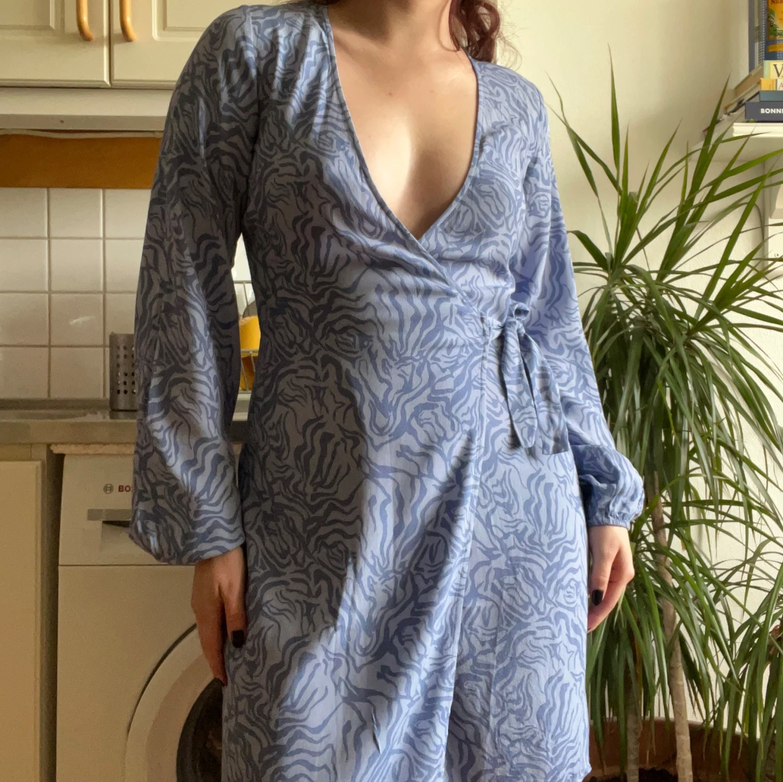 Blå omlottklänning med zebramönster - 2