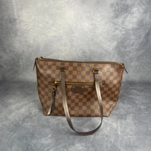 Louis Vuitton ”JENA” PM - Skick: 9/10. | Ingår: Väska.| Nypris: +- 20000 SEK. För mer omfattande detaljer och bilder se thegrandcloset.com