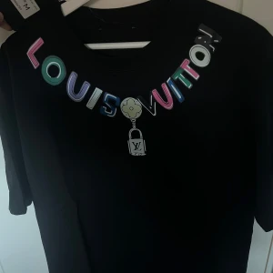 T shirt Louis vuitton - Hej säljer en fin och unik t-shirt från LV köpt i Puerto Banus sommaren 2024 med en kragtext. Tags finns och priset är ej hugget i sten!