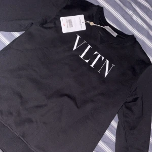 Svart sweatshirt från Valentino VLTN - Säljs då jag växt ur den. Beställd på vestaire!