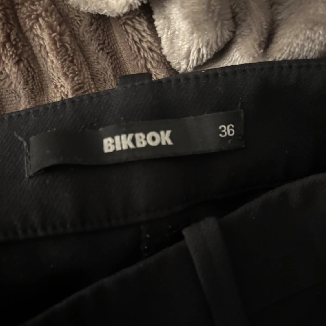 Svarta kostymbyxor från BikBok - 3