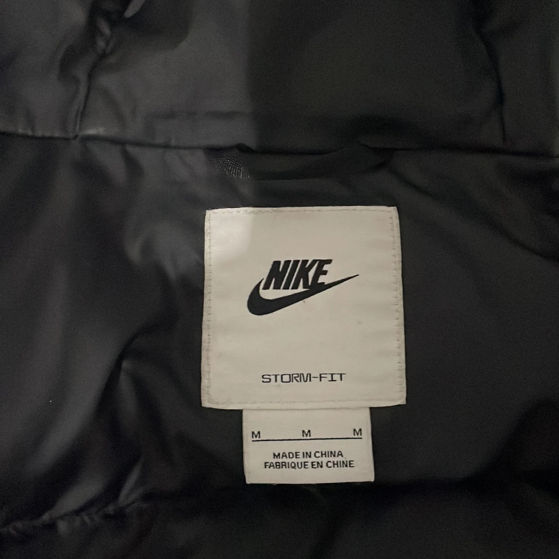 Svart pufferjacka från Nike Storm-FIT - 3