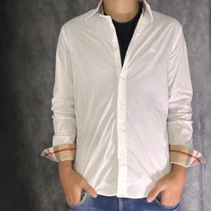 Burberry skjorta  - Mycket fint skick | Size M passar också S  | fraktar spårbart inom 24 timmar |  för att köpa klicka ” köp nu” | vid frågor skriv ett meddelande |