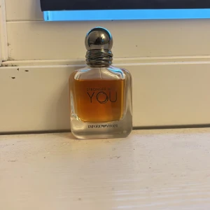 Emporio Armani Stronger With You - Trendig parfym från Emporio Armani med namnet Stronger With You. Perfekt för dig som vill sticka ut och ge ett självsäkert intryck. Snygg flaska som passar i varje samling. Har inte använts mycket på senaste vilket är därför jag säljer den