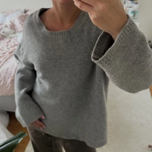 Stickad Tröja - Helt oanvänd tröja från BikBok. Har samma i andra färger jag föredrar mer, men ääälskar kvaliteten😍Inte stickig alls, köpte för 399🫶🏼