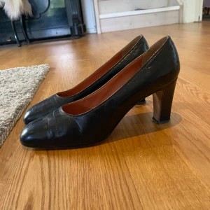 Svarta vintage pumps/klackskor från Boutique Raphaël - Klassiska svarta pumps från Boutique Raphaël, Stockholm🥰