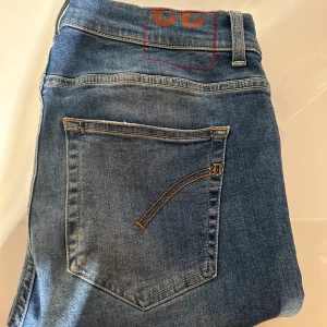 Blåa dundops - Perfekta jeansen för hösten.dundop modellen heter alex och dem är lite kortare än andra modeller det är bara höra av dig vid mått tveka inte att kontakta vid frågor och funderingar ✅✅