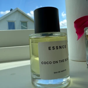 Essnce Coco On The Beach parfym - Modern Eau de Parfum från ESSNCE med namnet Coco On The Beach. Stilren flaska och enkel design – perfekt för dig som vill sticka ut med något unikt. 50 ml, endast sprayad någon enstaka gång 🥰