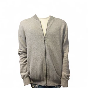 Stickad tröja från Massimo dutti  - Grå stickad tröja från Massimo. Riktigt snygg nu till höst och vinter! Storlek L men passar även M. Bara att höra av sig vid frågor!!