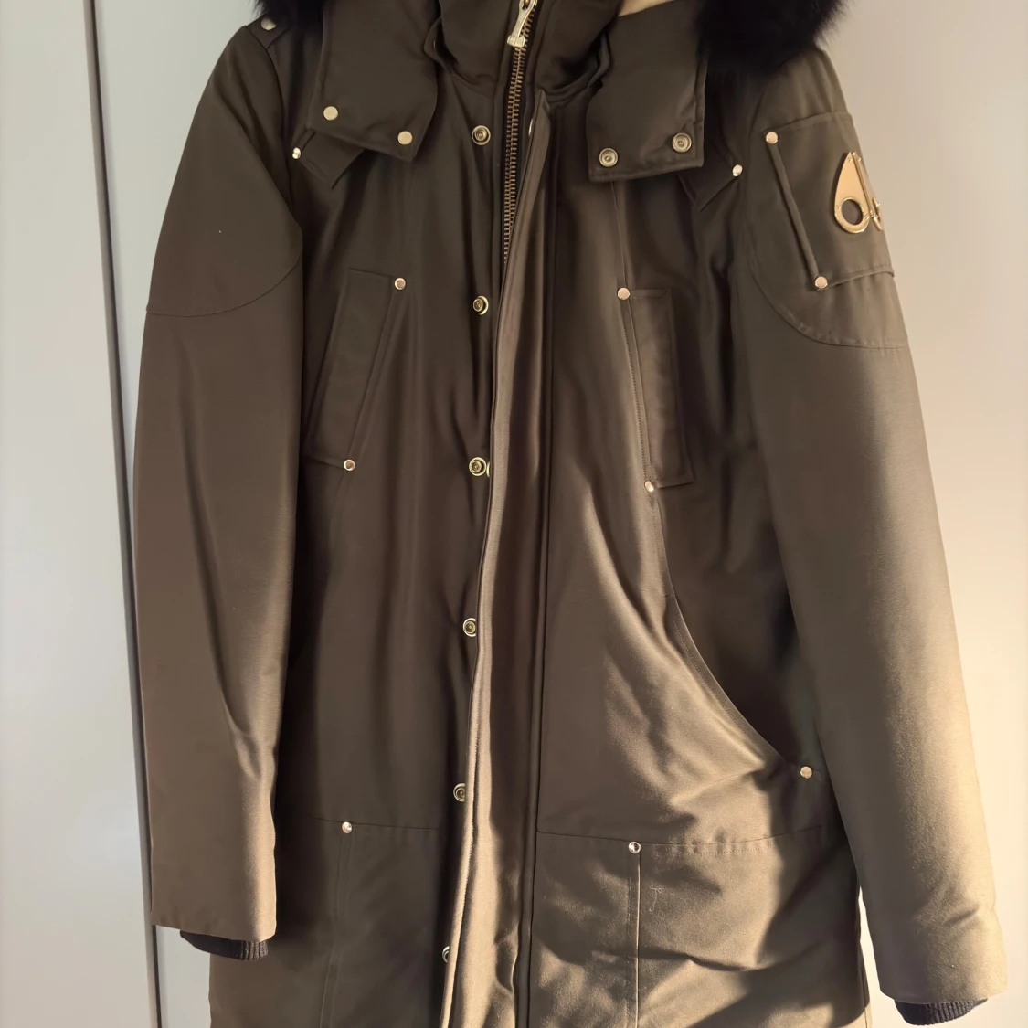 Olivgrön parkas från Moose Knuckles