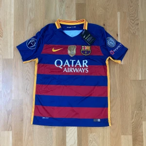 Barcelona Neymar football shirt - ✅ Fc Barcelona Neymar 10 football kit/jersey.  (R€p)  📊 Colour: Blue and Red  📏 Size: Small (S) (please seek measurements for reassurance)  📐 Measurements: Pit to pit – 47cm Collar to hem –67 cm  ♻️ Good condition but wear and some bobbing due to it being reworked.  🧵 Material:   💬 If you got any questions don’t hesitate to  ask!   I ship on the same day or the next day🤝  💰 Im also open for resonable offers - feel free to make one✌️