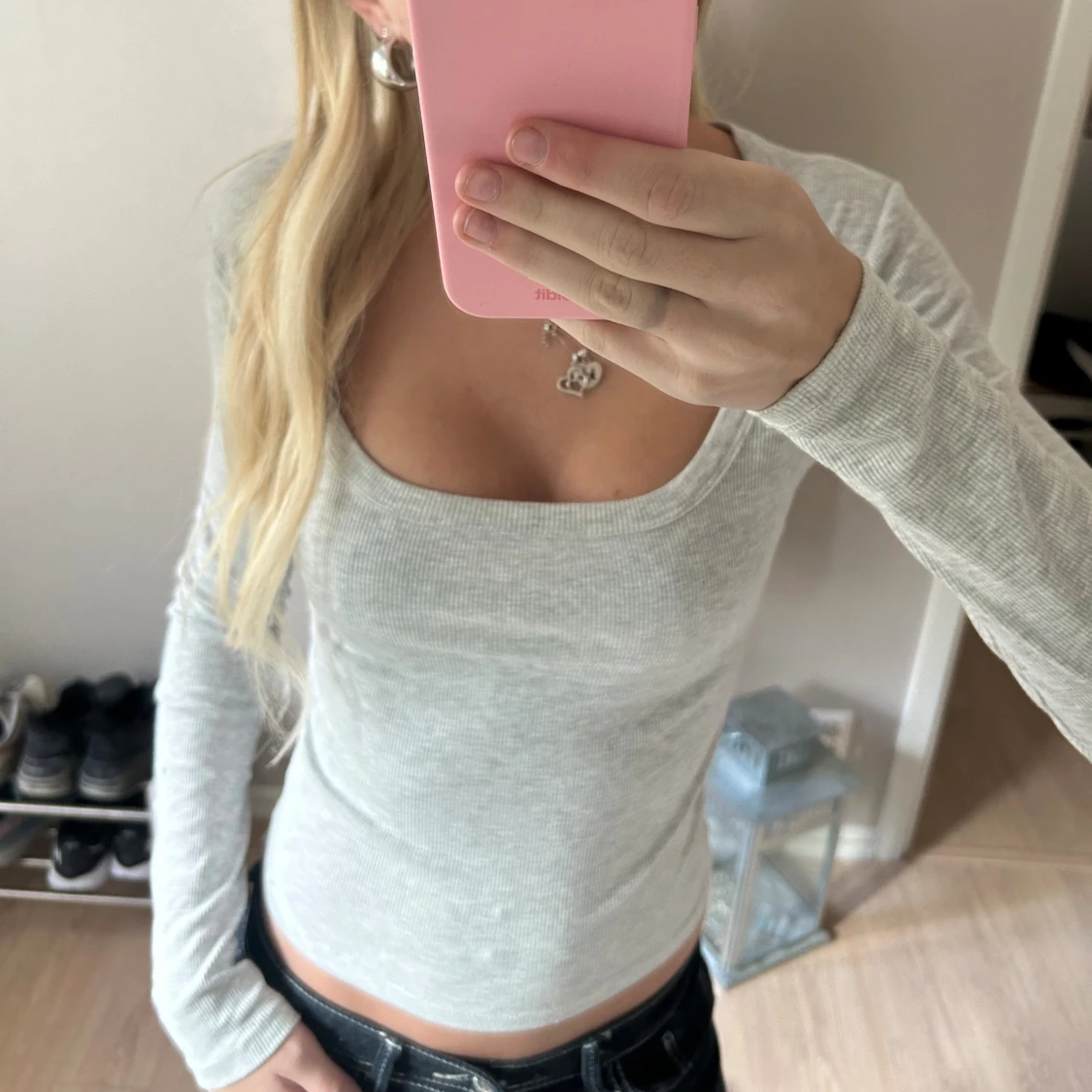 Ljusgrå ribbad långärmad topp