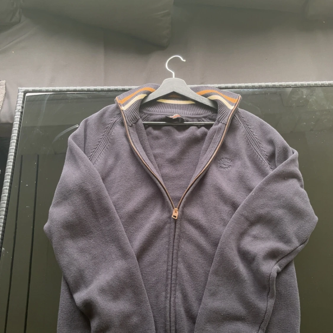 Mörkblå kofta från Indicode med dragkedja