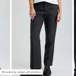 Kostymbyxor  - Säljer dessa kostymbyxor från bikbok. De är i storlek 34 Petite och modellen heter Wilma 🖤