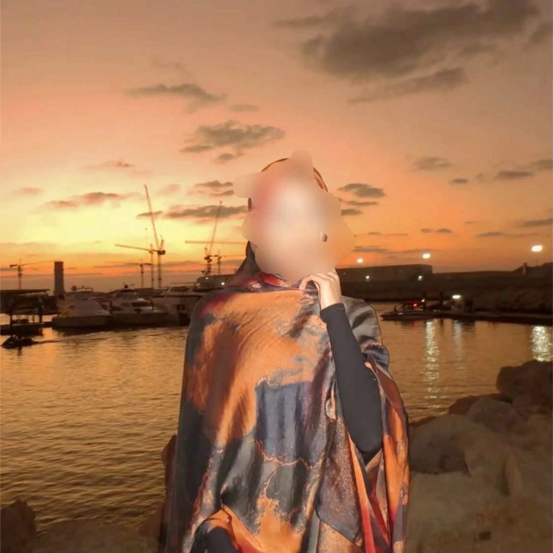 Svart och vinröd blommig sjal