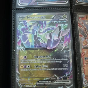Miraidon ex - Coolt och glittrande Pokémonkort med Miraidon ex! Perfekt för samlare och fans av Pokémon. Kortet har futuristisk design och kraftfulla attacker som Repulsion Bolt och Cyber Drive. Ett måste för dig som vill sticka ut i din samling eller i spelet!