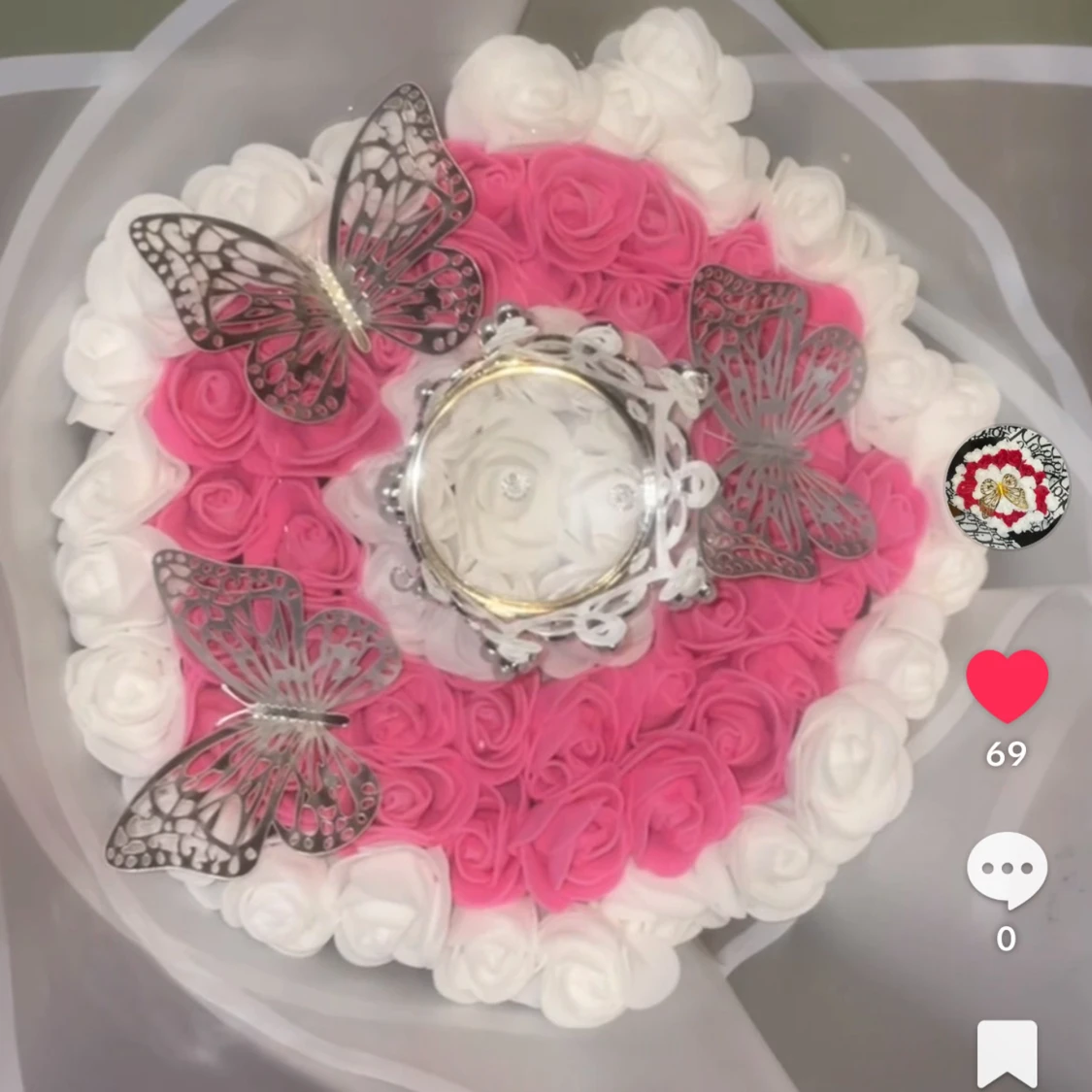 Silverfärgad ring med krona och fjärilar