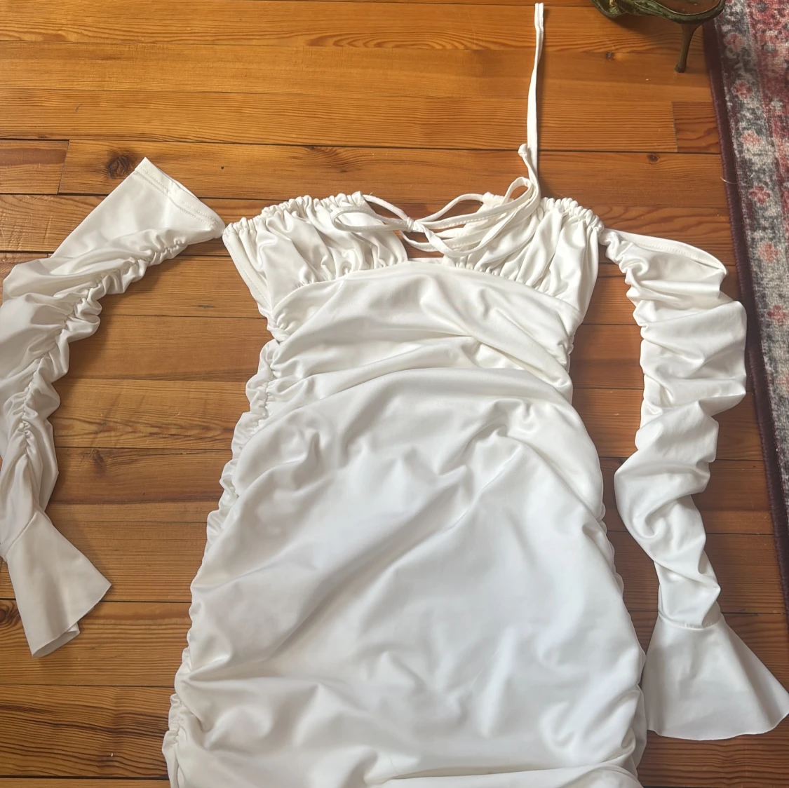 Vit kort satinklänning med puffärmar