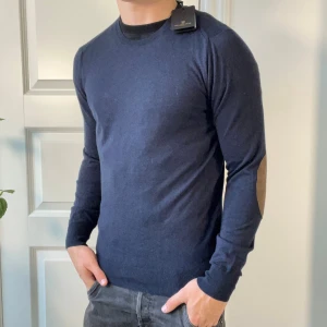 Massimo dutti tröja helt ny - Massimo dutti tröja helt ny, Helt ny som sagt med prislapp / tagg. Storlek S. Kom med frågor 😊modellen är 180,75 kg 