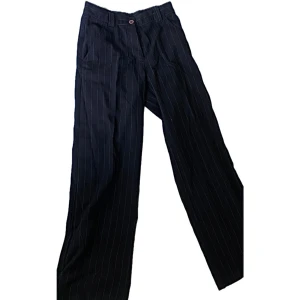 Luftiga kostymbyxor - Sjukt snygga kostymbyxor, luftiga å sitter skönt vid midjan, perfekt för dig som vill va THAT GIRL‼️ Ingen stretch å ganska små i storleken.