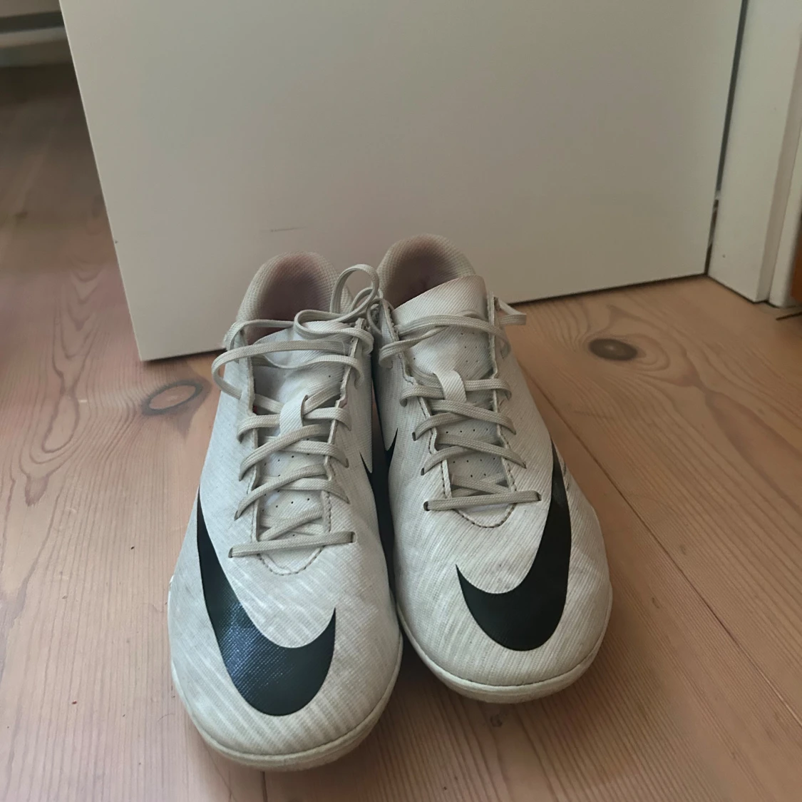 Nike vita fotbollsskor med röd detalj - 2