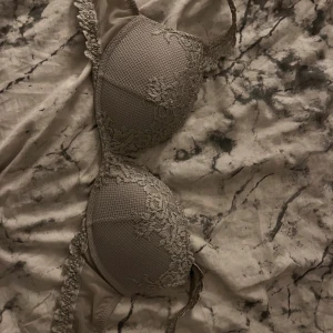 Grå spets-bh från Intimissimi - Supersnygg grå bh från intimissmi fick den som present men passar inte har använt två gånger den e jätte skön o bekväm o den e jätte bra o inte sönder nån stans 