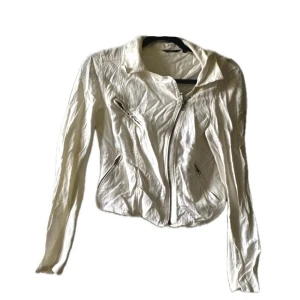 Stylish jacka - Sjukt snygg jacka köpt från Lindex, älskar zip detaljerna runt jackan. Använd ett par gånger, perfekt inför vår/sommar!