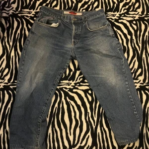 Blå jeans från Jack & Jones -  blå jeans från Jack & Jones🍒🖤 Tillverkade i slitstarkt denim med M midja och raka ben. Och L i storlek 